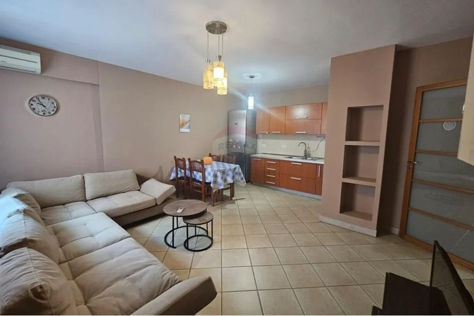 Tirane, jepet me qera apartament 2+1 Kati 4, 90 m² 650 € (vasil shanto)