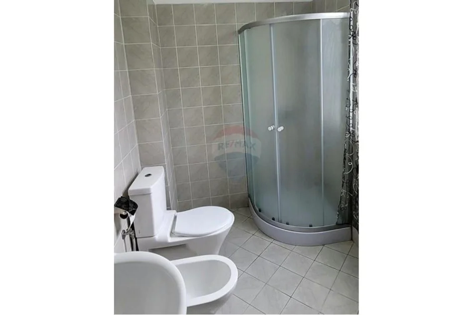 Tirane, jepet me qera apartament 2+1+Ballkon Kati 4, 110 m² 370 € (Rruga e Thesarit)