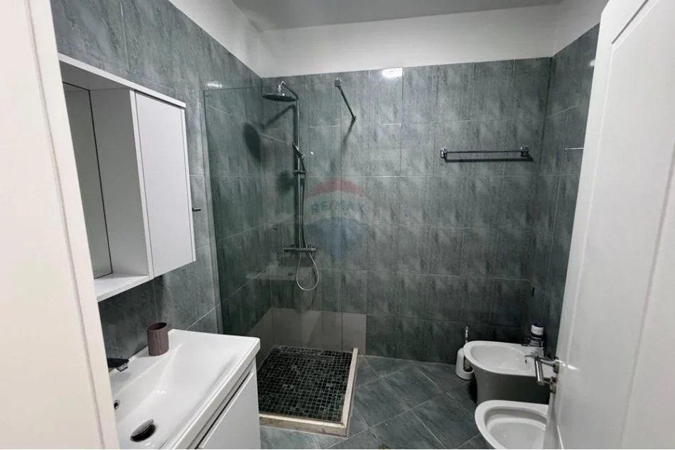 Tirane, jepet me qera apartament 1+1+Ballkon Kati 8, 75 m² 550 € (Kika 1)