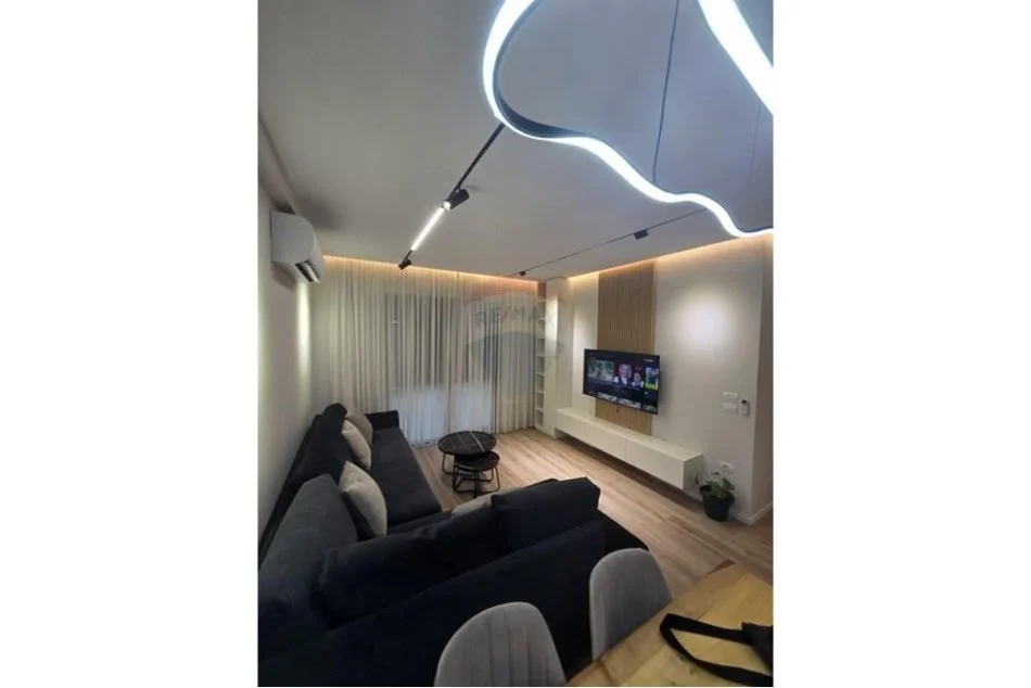 Tirane, jepet me qera apartament 2+1 , 110 m² 800 € (porcelan)