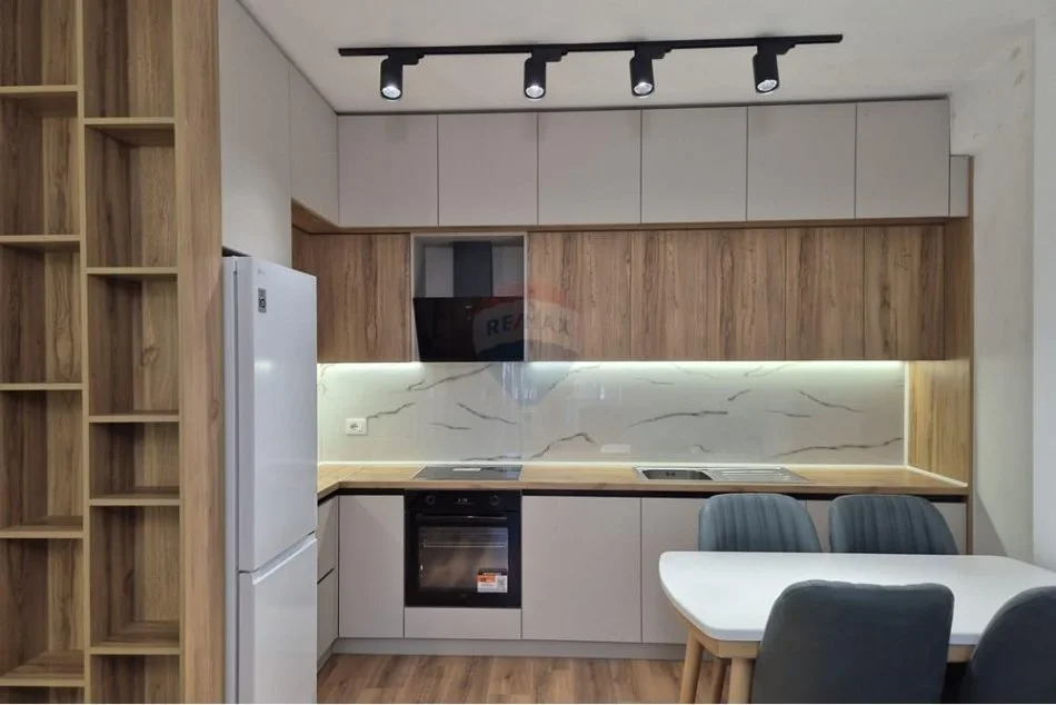 Tirane, jepet me qera apartament 2+1+Ballkon Kati 5, 750 € 