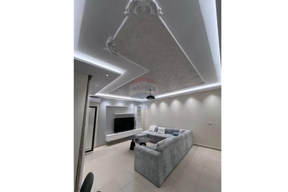 Tirane, jepet me qera apartament 2+1+Ballkon Kati 6, 116 m² 690 € 