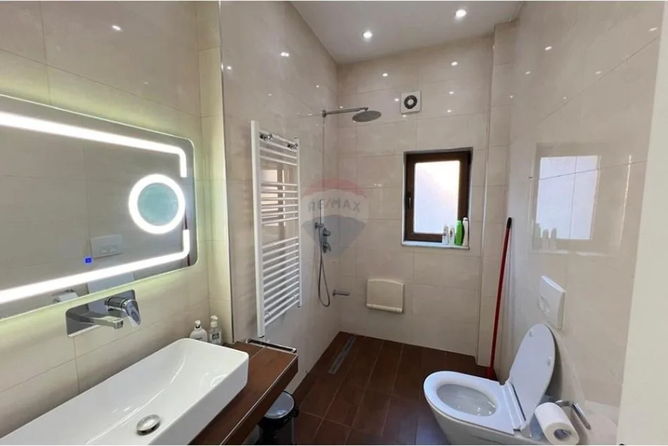 Tirane, jepet me qera apartament 2+1+Ballkon Kati 4, 84 m² 800 € (Shallvaret)