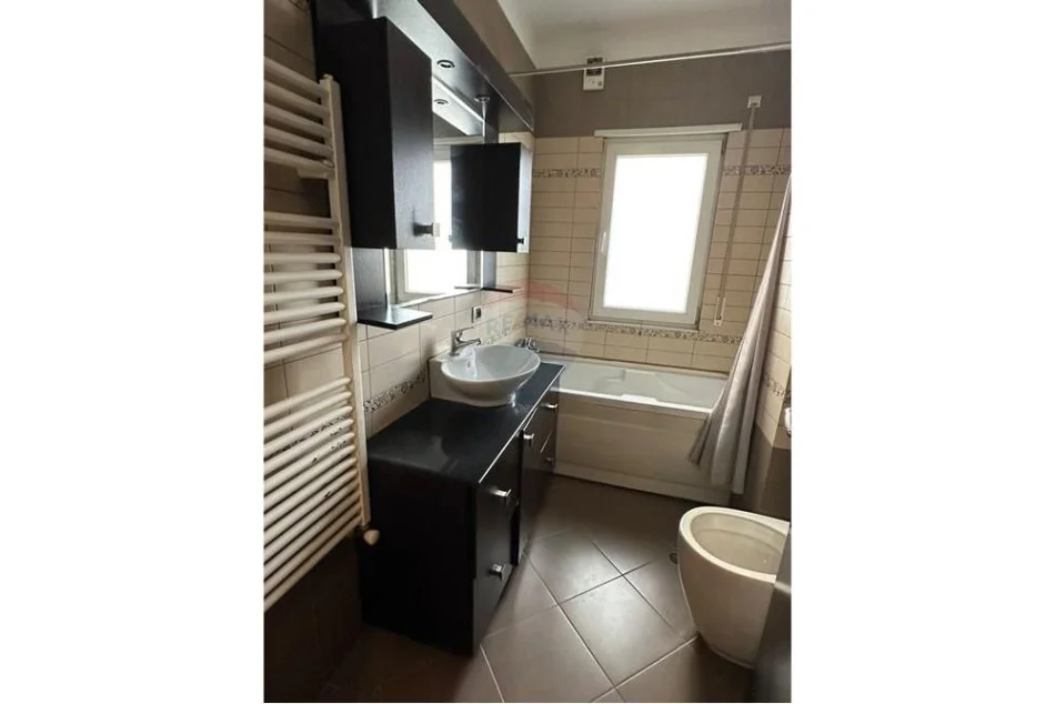 Tirane, jepet me qera apartament 3+1+Ballkon Kati 4, 150 m² 650 € (Kodra e Diellit)