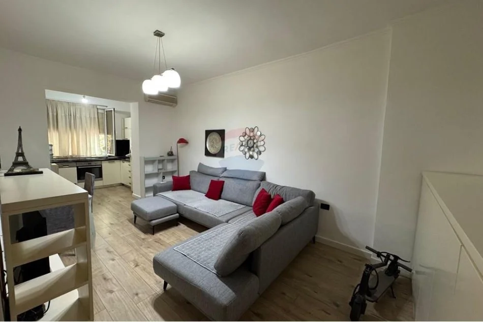 Tirane, jepet me qera apartament 1+1 Kati 2, 64 m² 700 € 