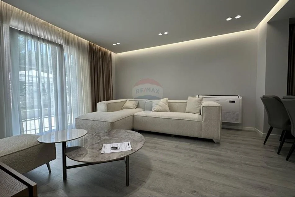 Tirane, jepet me qera apartament 2+1+Ballkon , 412 m² 1.000 € 