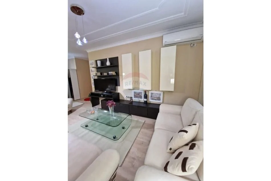 Tirane, jepet me qera apartament 2+1+Ballkon , 72 m² 800 € 