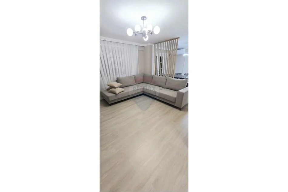 Tirane, jepet me qera apartament 3+1 , 125 m² 1.000 € (Stacioni i Trenit)