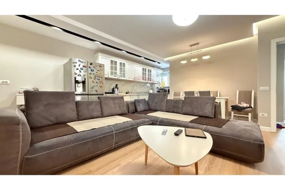 Tirane, jepet me qera apartament 2+1+Ballkon , 112 m² 1.300 € 