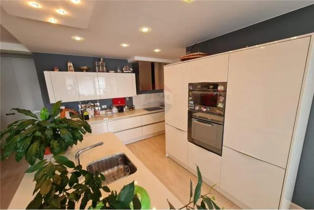 Tirane, jepet me qera apartament 2+1+A+BLK Kati 10, 143 m² 1.300 Euro (bulevardi zogu i 1)