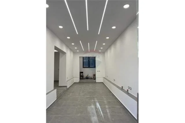 Tirane, jepet me qera dyqan Kati 0, 55 m² 800 Euro (Pazari i Ri)