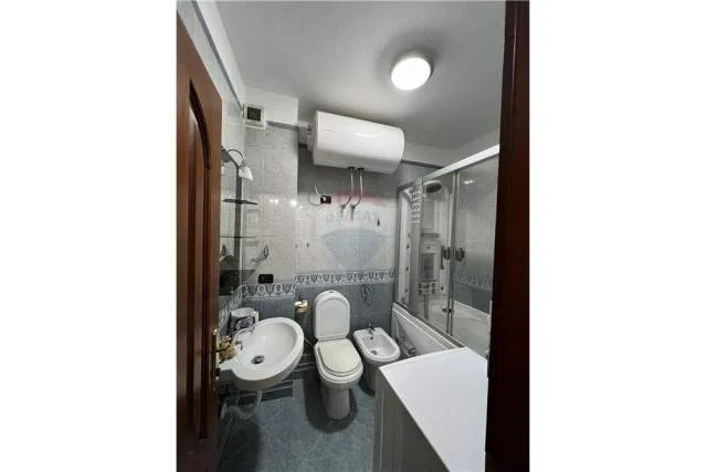 Tirane, jepet me qera apartament 2+1+A+BLK Kati 2, 100 m² 800 Leke (Komuna Parisit)
