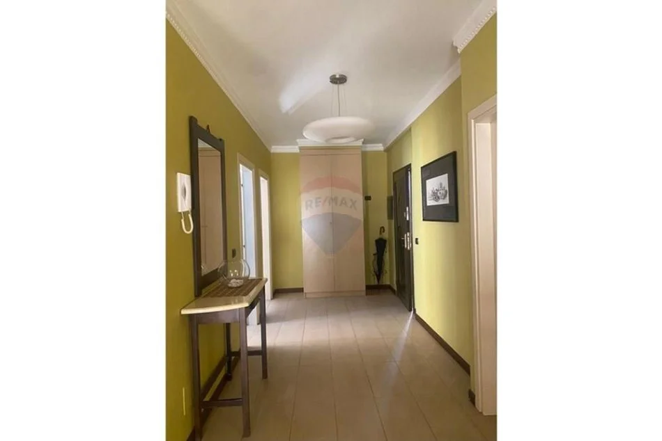 Tirane, jepet me qera apartament 2+1 Kati 5, 128 m² 850 € (Rruga Hoxha Tahsin)