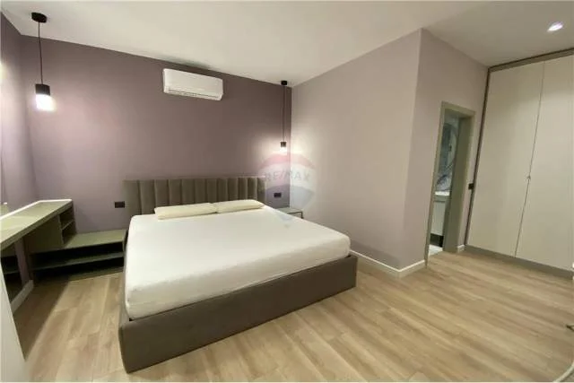 Tirane, jepet me qera apartament 2+1+A Kati 3, 110 m² 1.300 Euro (Rr. Kosovareve)