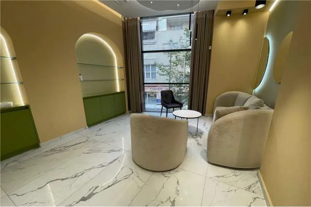 Tirane, jepet me qera ambjent biznesi Kati 1, 115 m² 1.500 Euro (Kristal Center)