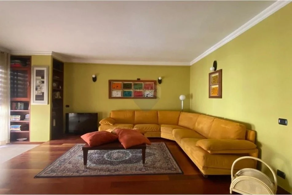 Tirane, jepet me qera apartament 2+1 Kati 5, 128 m² 850 € (Rruga Hoxha Tahsin)
