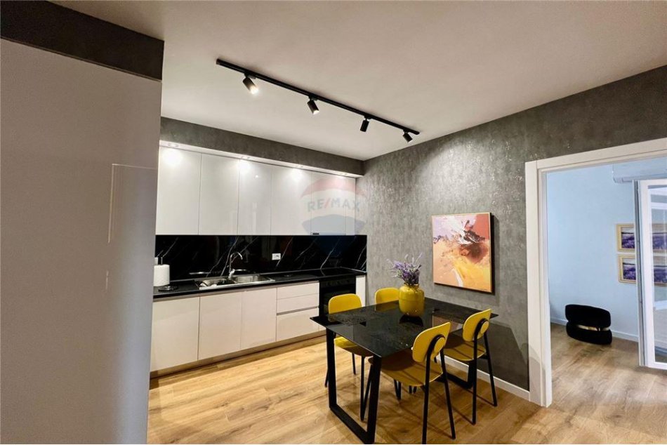 Tirane, shitet apartament 2+1+Ballkon, Kati 9, 138 m² 290,000 € (21 Dhjetori)