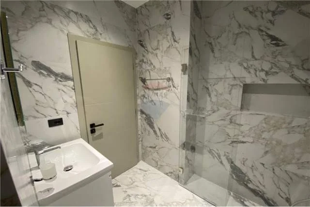 Tirane, jepet me qera apartament 2+1+A Kati 3, 110 m² 1.300 Euro (Rr. Kosovareve)