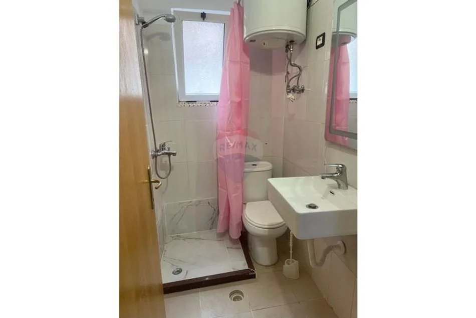 Tirane, jepet me qera apartament 1+1 , 105 m² 500 € (Mine Peza)