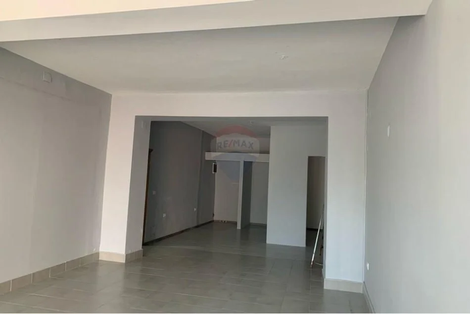 Tirane, jepet me qera dyqan , 65 m² 400 € (Pjeter Budi)
