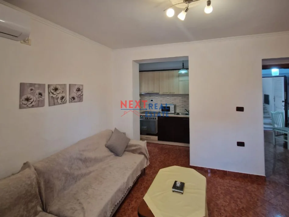 Vlore, jepet me qera apartament 1+1+Ballkon Kati 1, 300 € (SHKOLLA INDUSTRIALE)