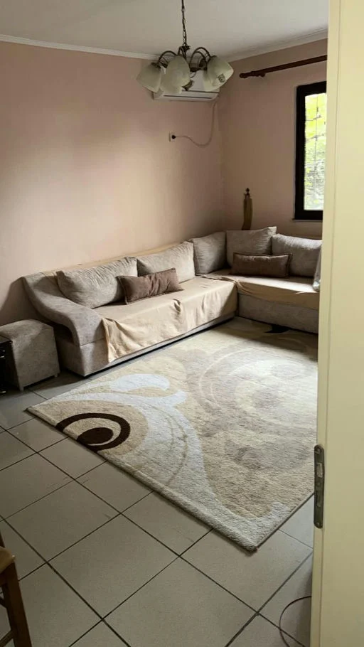 Tirane, jepet me qera apartament 1+1+Ballkon Kati 1, 63 m² 460 € (Rruga"Kavajes")