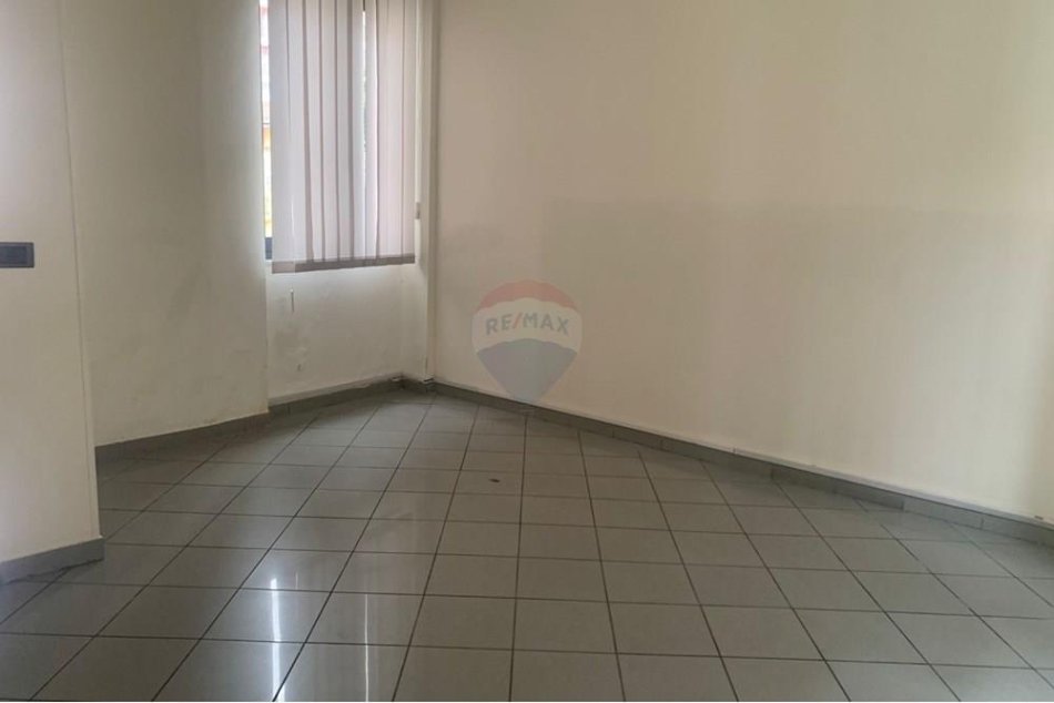 Tirane, jepet me qera zyre Kati 1, 170 m² 1.200 € (Rruga e Dibres)