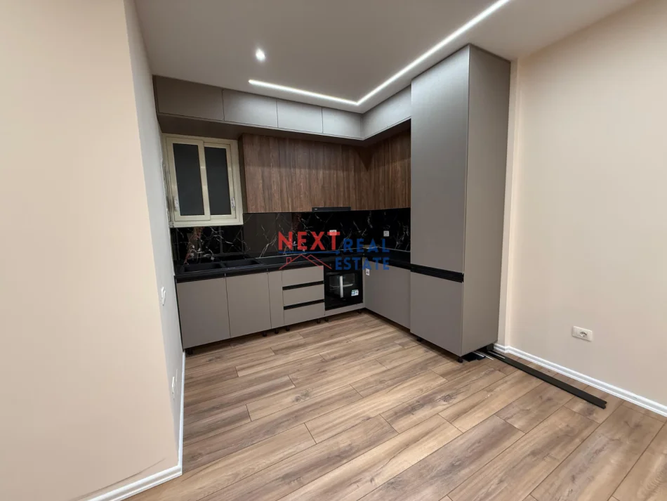 Vlore, shitet apartament 1+1+Ballkon Kati 8, 77 m² 120.000 € (KOMBINATI I PESHKUT)