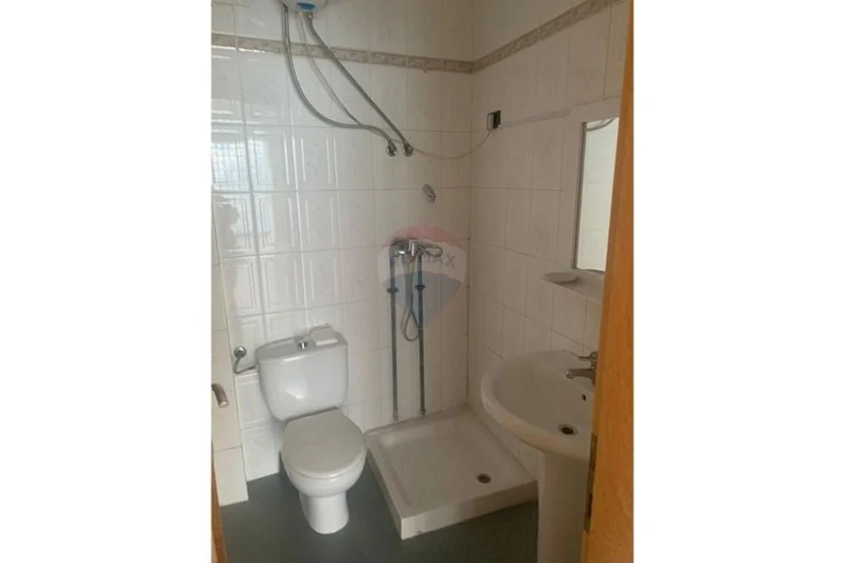 Tirane, jepet me qera zyre Kati 1, 170 m² 1.200 € (Rruga e Dibres)