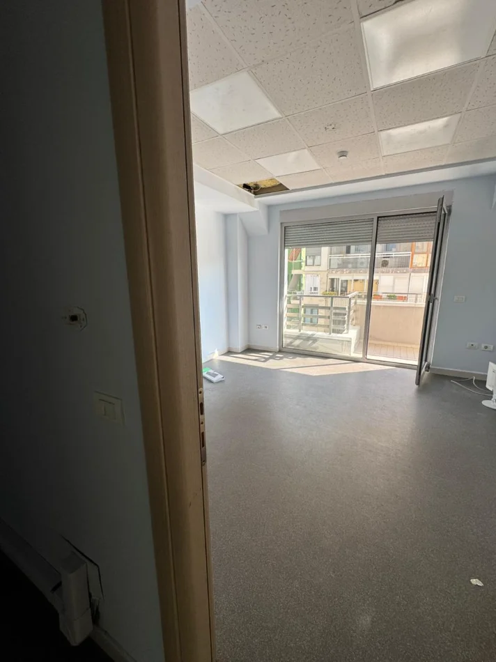 Tirane, jepet me qera zyre Kati 10, 145 m² 2.600 € (RRUGA ABDYL FRASHERI)