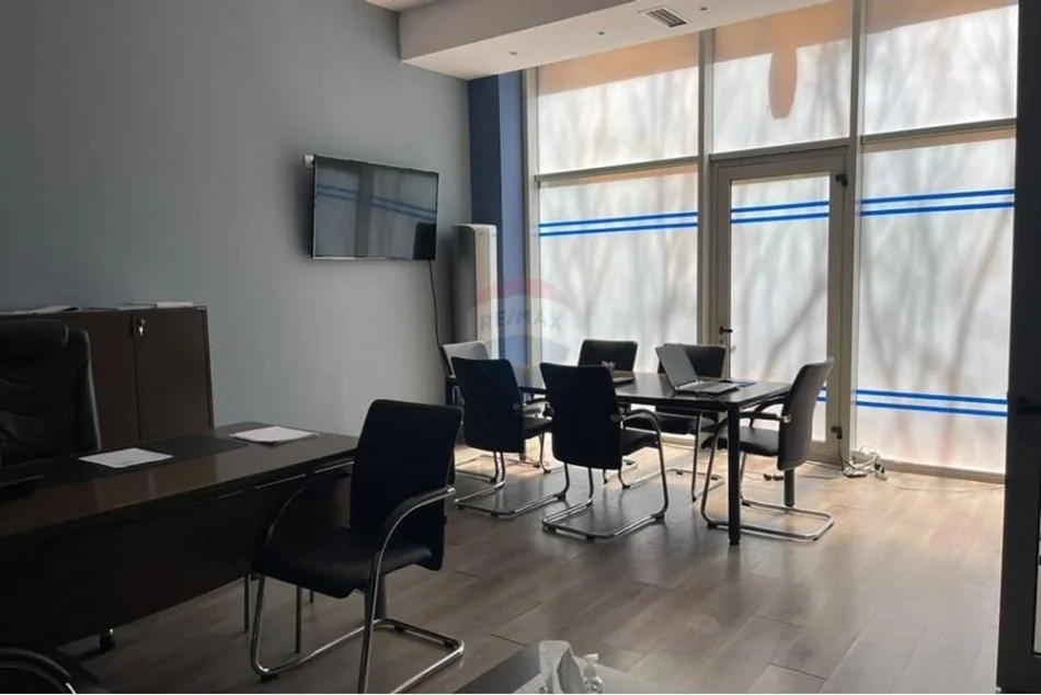 shitet , (AMBIENT KOMERCIAL PER SHITJE NE BLLOK)