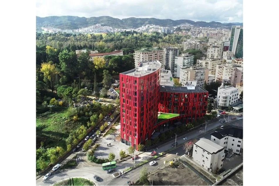 jepet me qera , 135 m² 2.000 € (Ambient Biznesi Per Qira Tek Rruga e Elbasanit!)