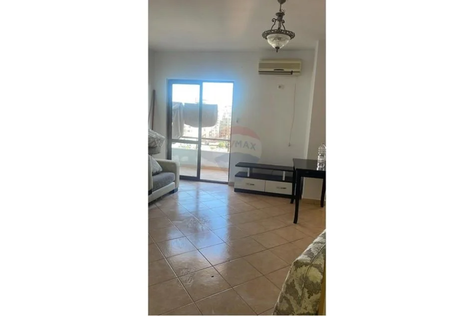 jepet me qera , 75 m² 600 € (Apartament 1+1 me qira tek rruga e Barrikadave)