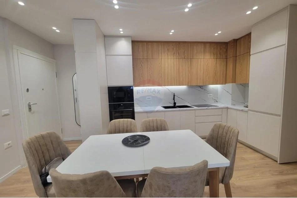 jepet me qera , 80 m² 1.000 € (2+1 me Qira perball Deliorgjit)