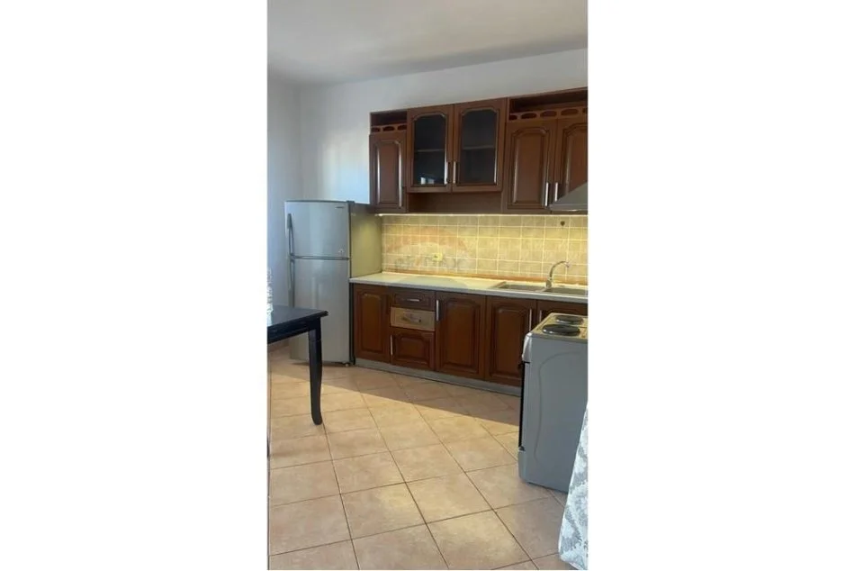 jepet me qera , 75 m² 600 € (Apartament 1+1 me qira tek rruga e Barrikadave)