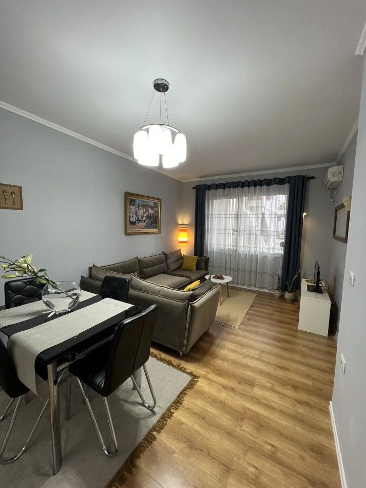 Tirane, jepet me qera apartament 2+1+Ballkon Kati 3, 70 m² 700 € 
