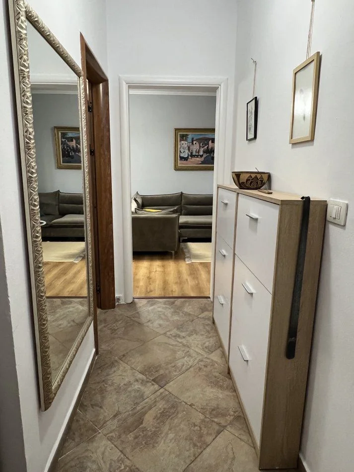 Tirane, jepet me qera apartament 2+1+Ballkon Kati 3, 70 m² 700 € 