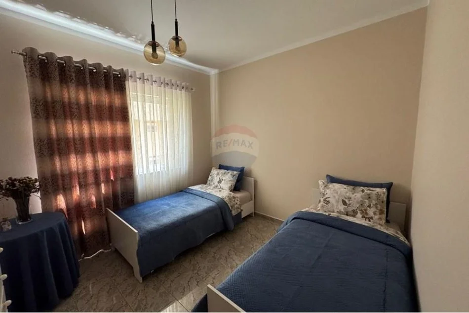 Tirane, jepet me qera apartament 2+1+Aneks+Ballkon Kati 4, 98 m² 1.100 € (Blloku)