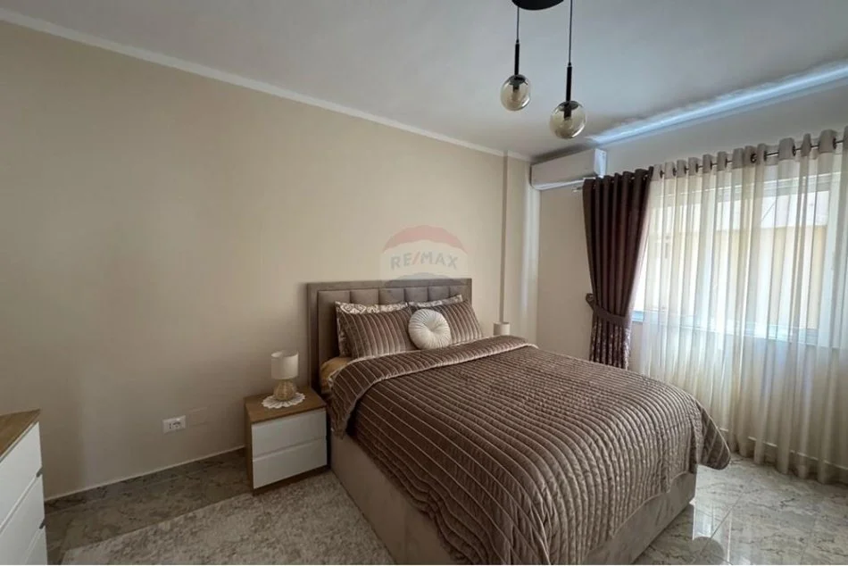 Tirane, jepet me qera apartament 2+1+Aneks+Ballkon Kati 4, 98 m² 1.100 € (Blloku)