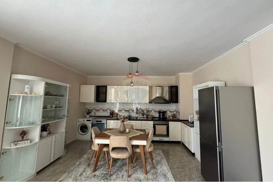 Tirane, jepet me qera apartament 2+1+Aneks+Ballkon Kati 4, 98 m² 1.100 € (Blloku)