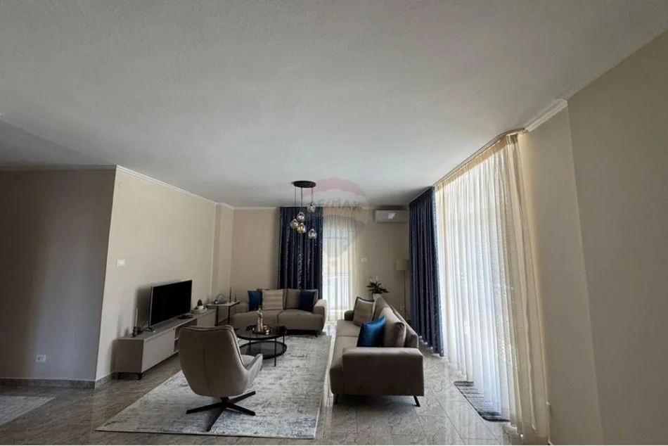 Tirane, jepet me qera apartament 2+1+Aneks+Ballkon Kati 4, 98 m² 1.100 € (Blloku)