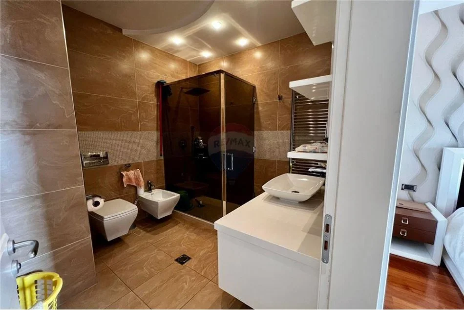 Tirane, jepet me qera apartament 2+1+Aneks+Ballkon Kati 3, 133 m² 1.000 € (Don Bosko)