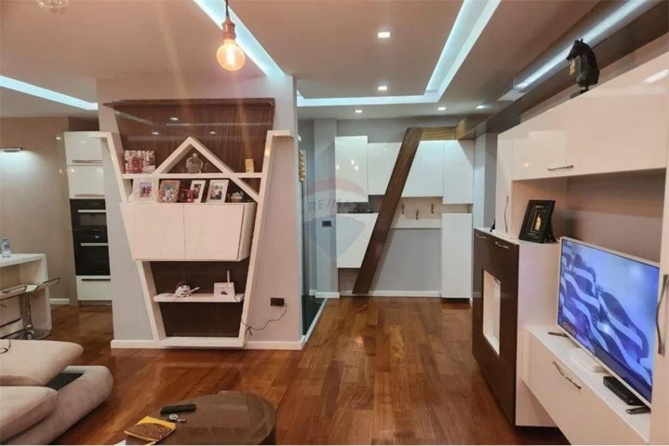 Tirane, jepet me qera apartament 2+1+Aneks+Ballkon Kati 3, 133 m² 1.000 € (Don Bosko)