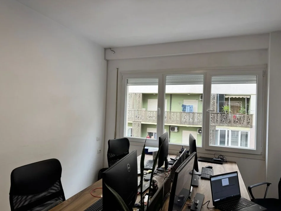 Tirane, Me Qera Ambjent/Apartam për sutido të ndryshme, zyra, calll-center, klinike...etj, në kat 5,pallat ri, 12 kate, sip.55m², qera 500 €/muaj, tek Ring-Center, Zogu i Zi, pranë pallait të sportit "Asllan Rusi", në rrugën "Dritan Hoxha", 300m nga qendra Tiranës.