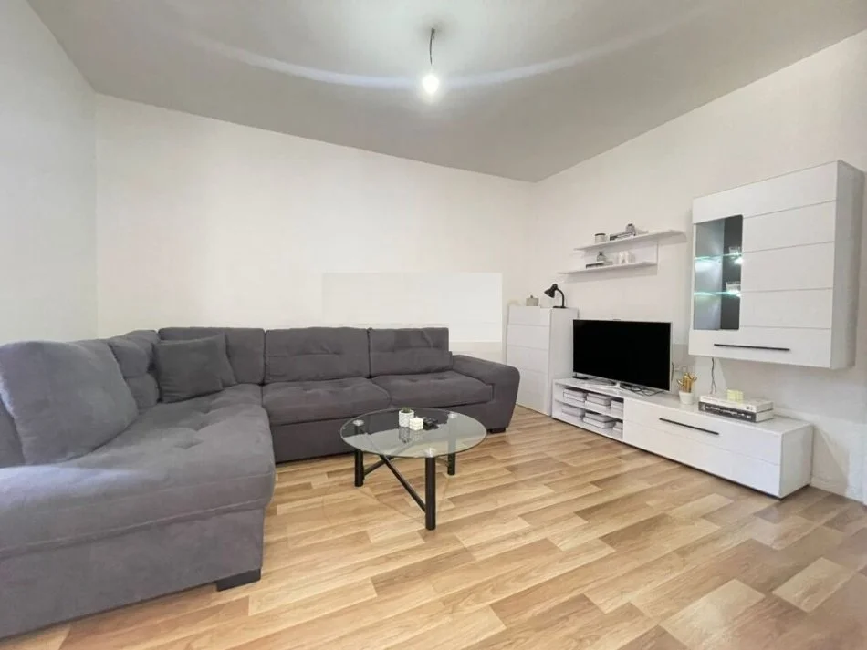 Tirane, jepet me qera apartament 1+1 Kati 3, 57 m² 500 € (Perball Harry Fultz)