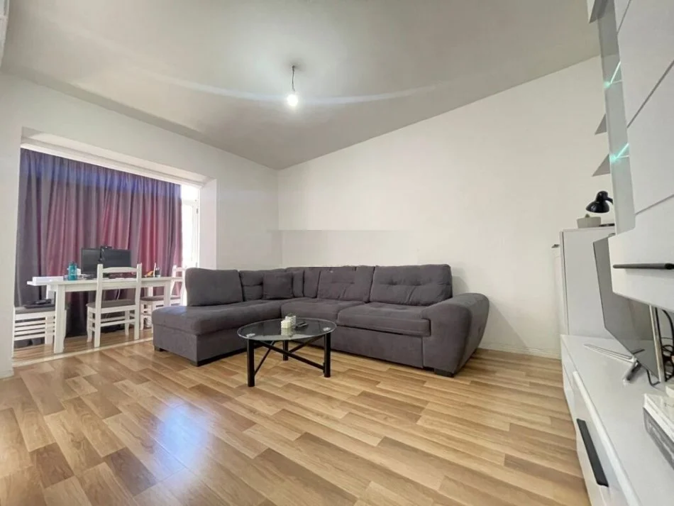 Tirane, jepet me qera apartament 1+1 Kati 3, 57 m² 500 € (Perball Harry Fultz)
