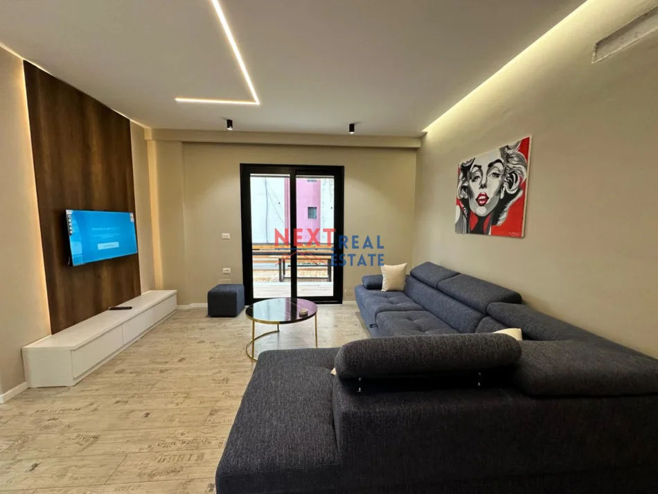 Vlore, jepet me qera apartament 1+1+Ballkon Kati 2, 700 € (KOMBINATI I PESHKUT)