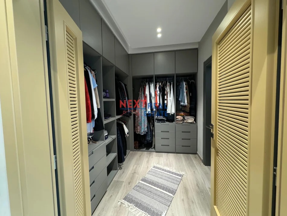 Vlore, shitet apartament 3+1+Aneks+Ballkon , 204 m² 612.000 € (LUNGOMARE)