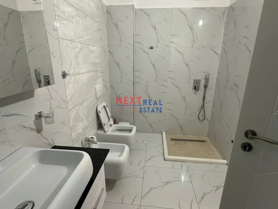 Vlore, jepet me qera apartament 2+1+Aneks+Ballkon , 500 € (LUNGOMARE)