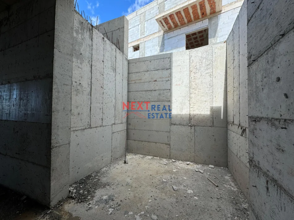 Vlore, shitet Vile 3+1+Aneks+Ballkon , 500 m² 1.230.000 € (PALASE)